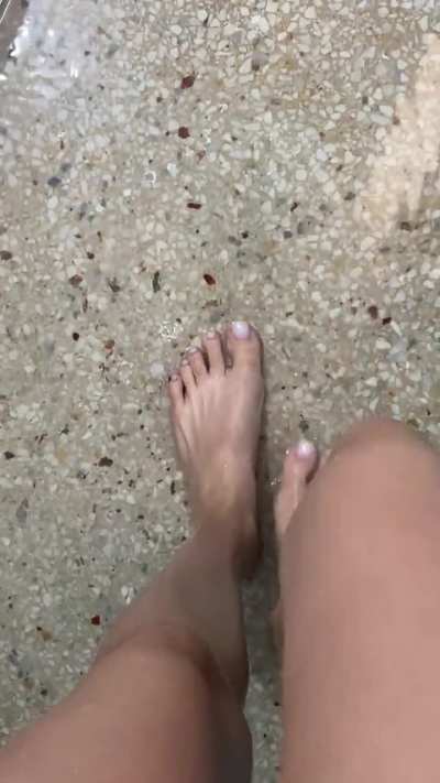 el agua y los pies combinan perfectamente 