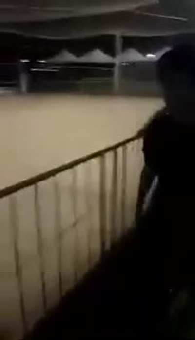 note: he was talking about the emergency exit (the video is in Portuguese)