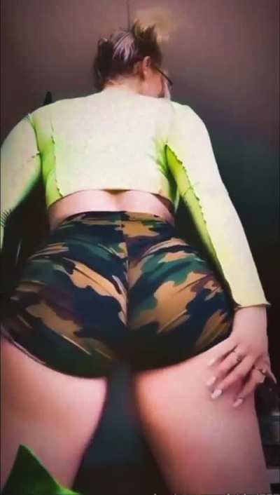 Nikkita Lyons jiggling it like crazy😮‍💨