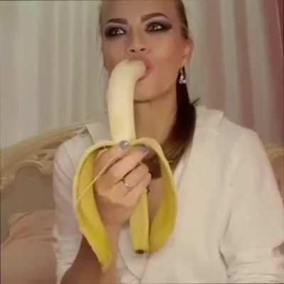 Betül accepts Bananachallenge