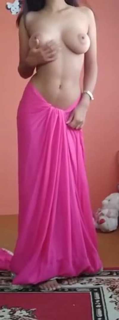This Indian babe unwrapping her sari is my newfound fetish. I'm sari not sari