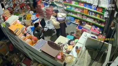 男人看店赚<wbr>钱又带娃，<wbr>女人天天在<wbr>外面玩，回<wbr>来看到孩子<wbr>哭还怪老公<wbr>没带好，居<wbr>然还敢对老<wbr>公动