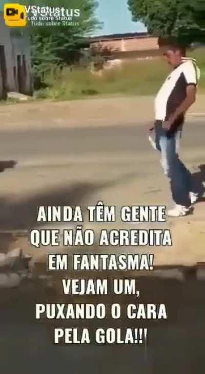 Que coisa engracada parece que o cara esta bebado, dancando e sendo arrastado por um fantasma ao mesmo tempo!