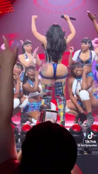 Cardi B concert ass 🍑 shake