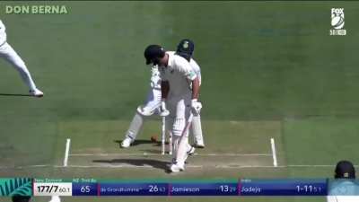 Proper off pole rattles from Boult, Bumrah & Jaddu.