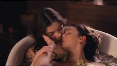 Hailee Steinfeld & Ella Hunt - Dickinson