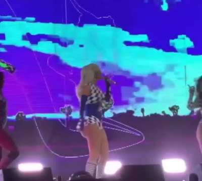 The only reason to attend an Iggy Azalea concert is for the ass