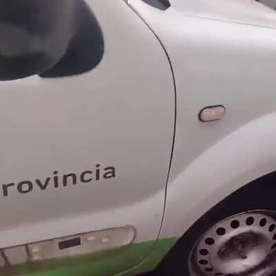 [INSEGURIDAD] Filman camioneta del Patronato de Liberados repartiendo afiches del Frente de Todos y bolsones de polenta y fideos