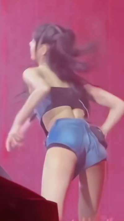 LISA CLEAVAGE AND BUTTCHEEKS. THE SLUT THAT SHE IS 💦