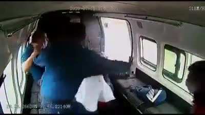 Pessoas batendo em bandido ao som de Linkin park.