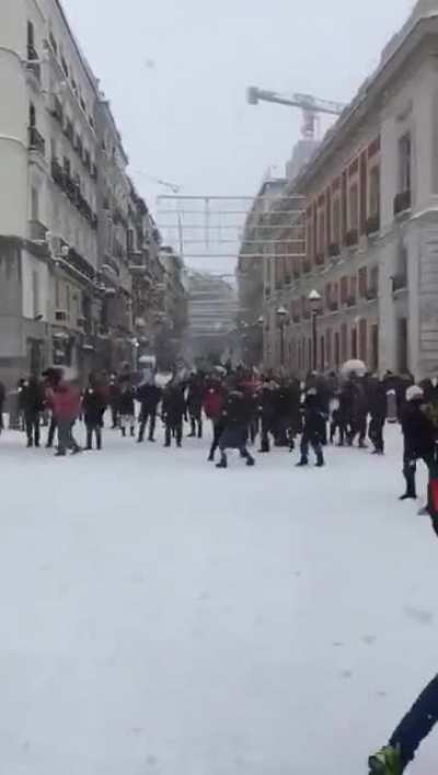For the first time in decades, Madrid is completely covered in snow. This is how people in the city responded.