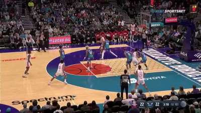 [Highlight] Sengun with the no-look dime to Wood who finishes with the facial at the rim!