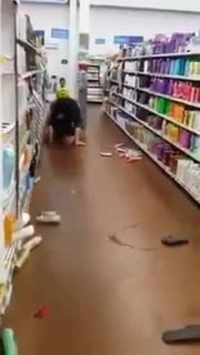 This mom fighting and telling her kid to punch the other lady in the face...