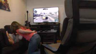 Gamer GF improves bad game with a suck & swallow