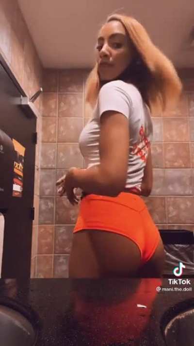 Mani Beautie (@mani.the.doll)