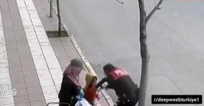 Kağıt toplayan kadın ve çocuğunu maskesiz görünce onlara ceza yazmak yerine maske verip iftar kumanyası hediye eden polis