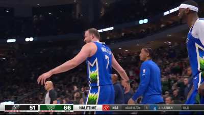 [Highlight] Giannis dishes a no-look pass to Joe Ingles in the corner for the 2Q buzzer beater!