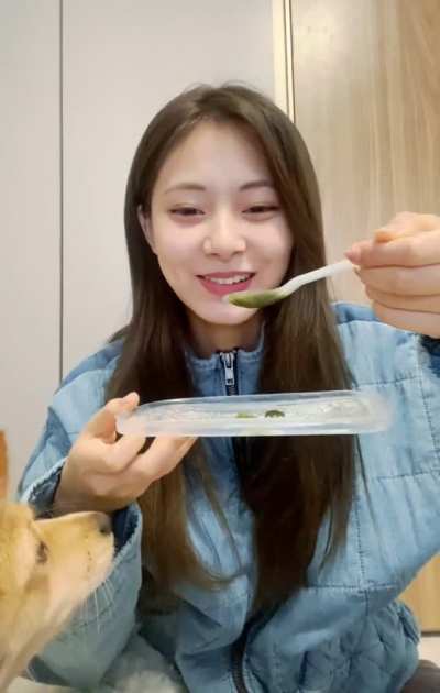 210123 - Butter hopes Tzuyu accidentally drops some of her food