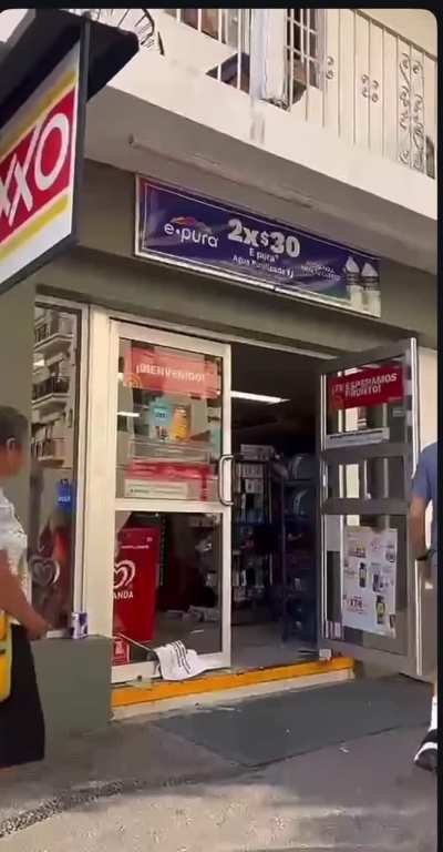 Americans and/or Canadians looting convenience store in Puerto Vallarta