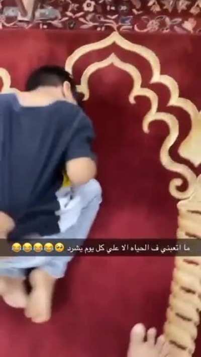 Din derslerine gire gire müslüman oldu, tutturdu namaz kılıcam diye. Benim oğlumsan kılamazsın!