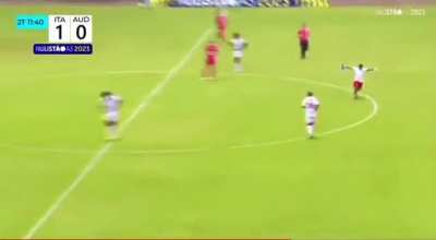E o massagista do Itapirense que atende os jogadores fazendo aviãozinho