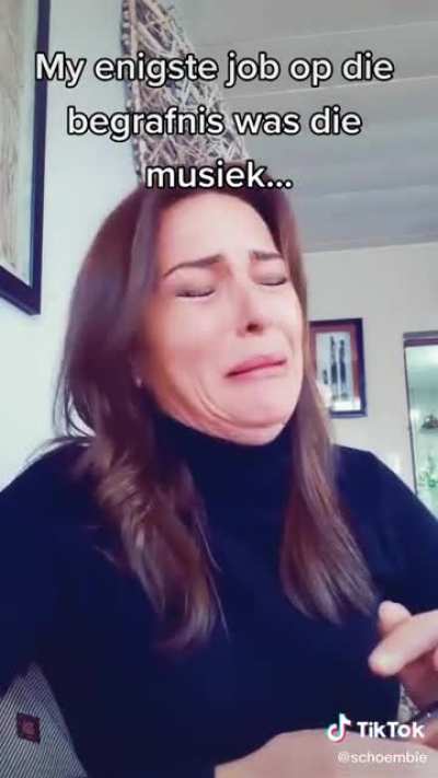 The caption translates to: “My only job at the funeral was the music”.
