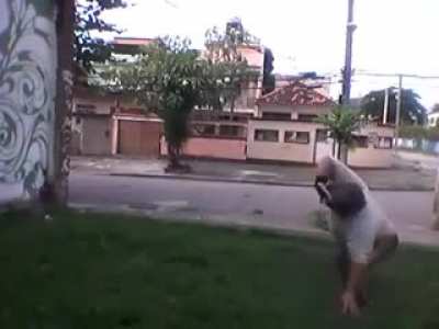 Capoeirista brasileiro mostrando que ser gordo não é uma limitação