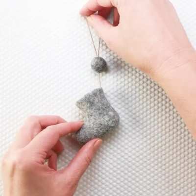 I’ve often been asked where to begin when learning wet felting. I think it’s best to start with something simple — a small project that doesn’t take too much time but still gives a fun, satisfying result. Little projects like this are the perfect place to