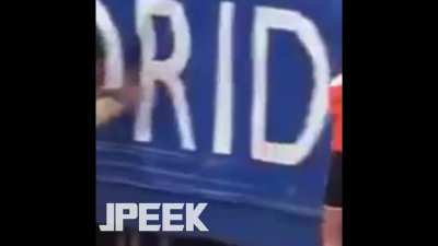 Koşucu Sahneden Uçan Adam Sabri Gibi Düşüyor