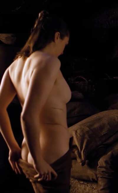 Maisie Williams needs two buds to DP her tight body