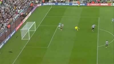 This Haaland run is just broken. Imagine defending against him, watching this is really scary, it looked like the man is possessed.