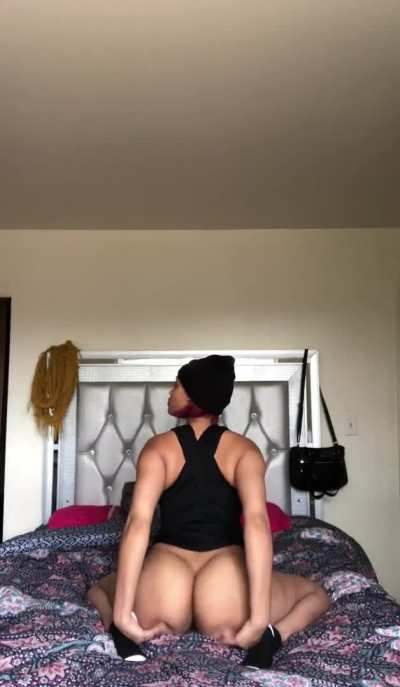 Wiggle those asscheeks