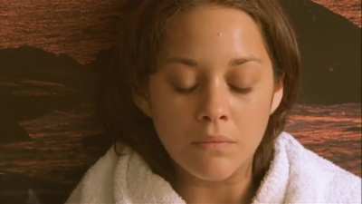 Marion Cotillard nude - Les jolies choses (2001) Marion Cotillard in nude scene from Les jolies choses which was released in 2001. She shows us her tits, and bush including full frontal nudity in sex scene.