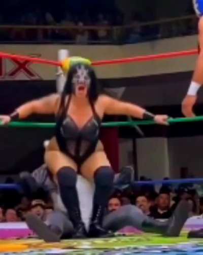 Stinkface Tuskana and Sexy ass