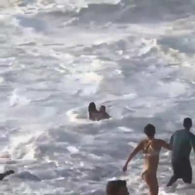Australian surfer Mikey Wright running into the sea to save a struggling swimmer in Hawaii!