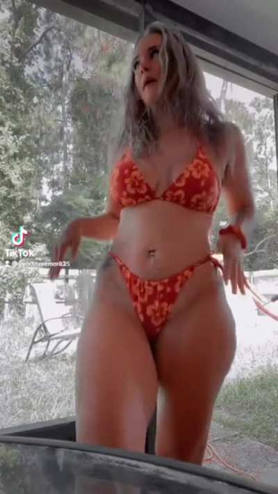 Who doesn’t love a thick girl in a bikini?
