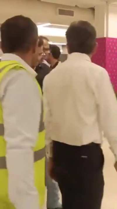 Lol some fan put his hand on Salman Khan’s shoulder for a picture…..Salman got shocked.