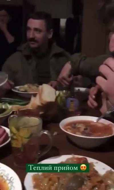 Locals feed Ukrainian soldiers in Kherson