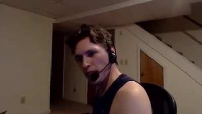 Jerma985 turns his PC off with his foot while streaming