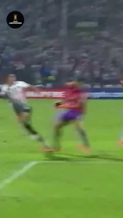 Se na Sula teve o gol contra o Braga, na Liberta teve essa maravilha contra o time do Vidal