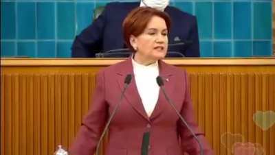 Meral Akşener; “Türk<wbr>iye’n<wbr>in namuslu, haysiyetli insanları adına, bir kez de buradan sesleniyorum: Yeter artık! Çirkin dilinizi de, kirli ellerinizi de, kadınların üzerinden çekin artık. Kadın bedeni üzerinden siyaset yapmaya, son verin artık.”