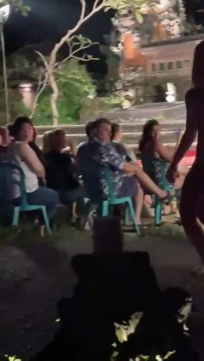 Bule gila bugil saat acara kesenian di Bali