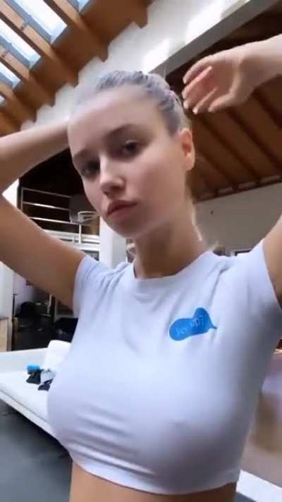 Делает хвостик