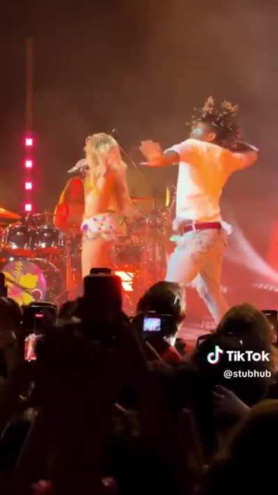 A fan stole the show at Zara Larsson’s Brooklyn Night 1 Lush life dance