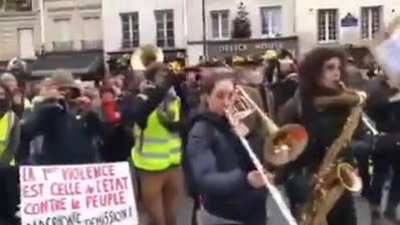 Cabros alguien sabe cual es el nombre de la canción?