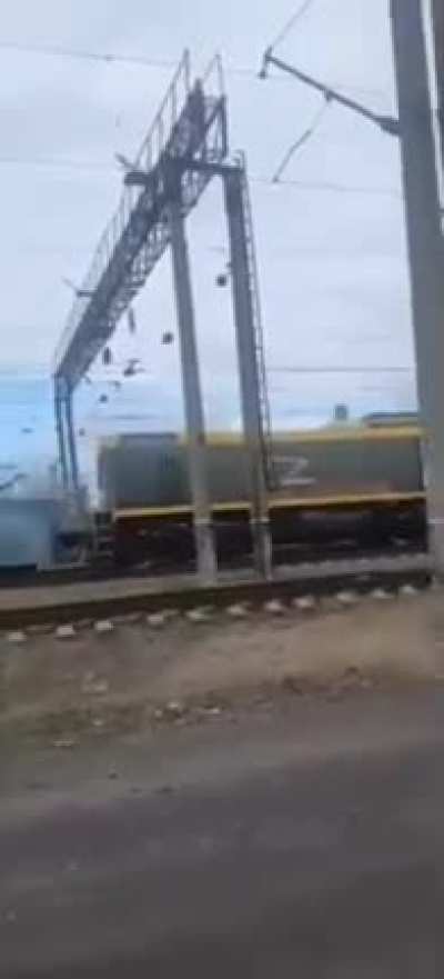 Russia deploys armoured trains 💀 🤡 (filmed in Melitopol area)