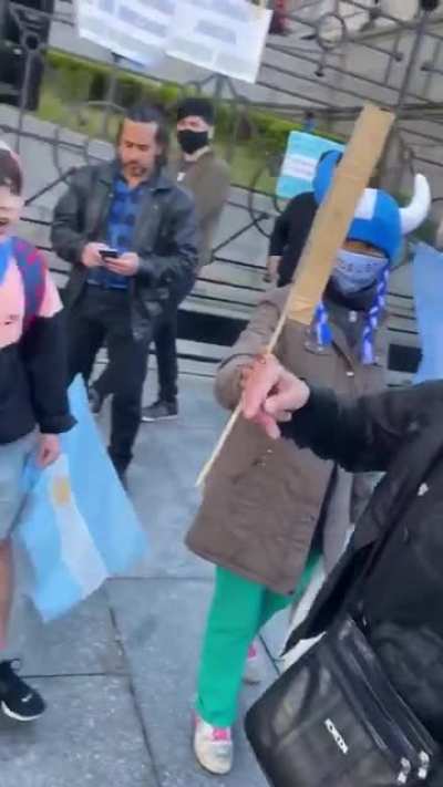 Libertario: El Peronismo adoctrina a los nenes. Also Libertarios: