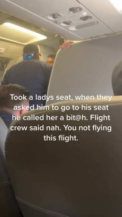 Man gets kicked off a american airlines flight after taking a lady’s seat 
