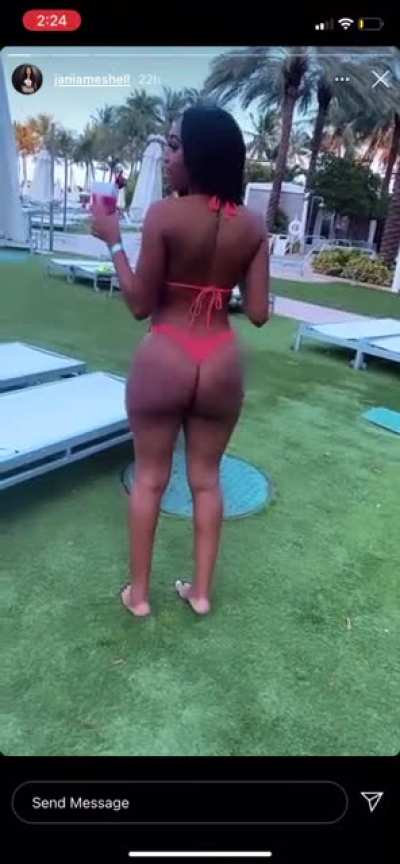 She Make it clap