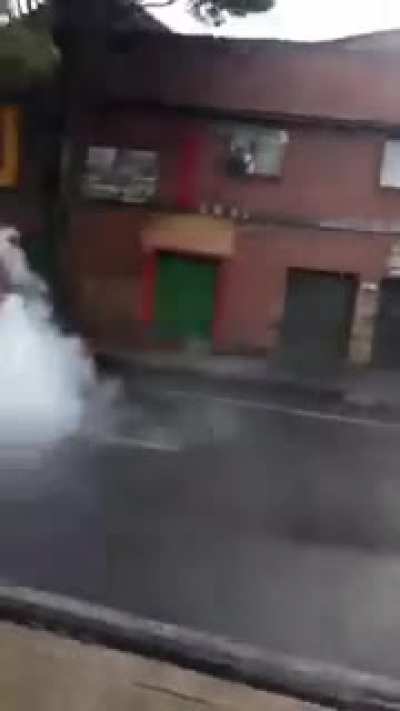 Por tratar de ayudar a un policía salió lastimado